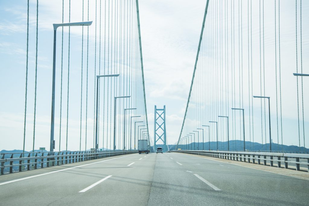 車で明石海峡大橋を渡り、次の目的地・淡路島を目指します。